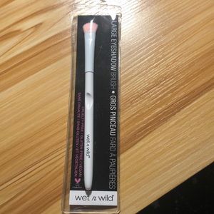 WET N WILD -Large Eyeshadow Brush, cruelty-free, NWT, never used,great condition